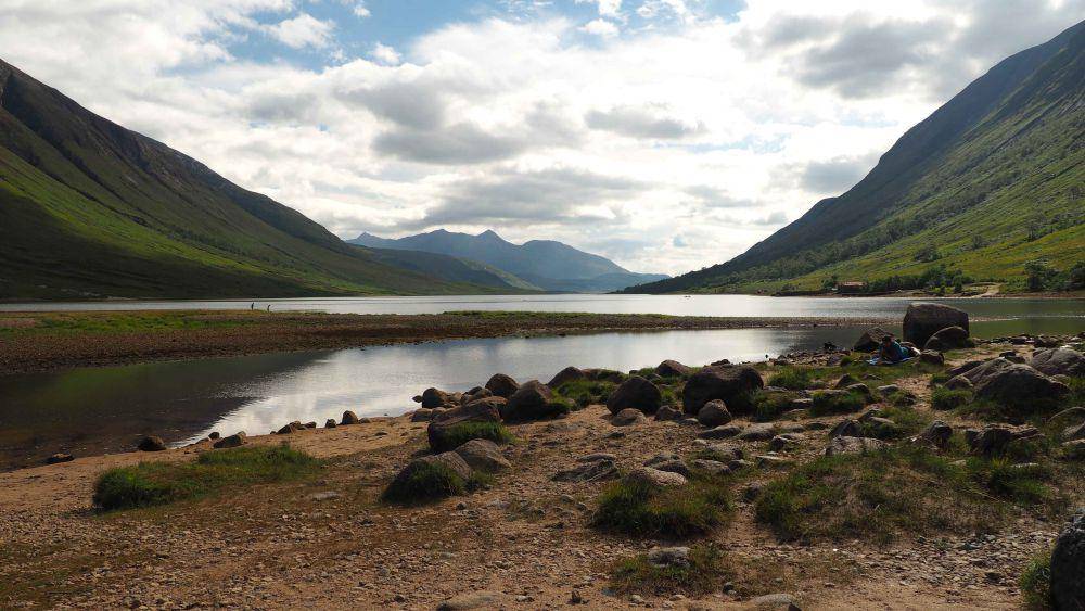 foto Loch Etive, Skotlandia (unsplash.com/cobaltshirt)