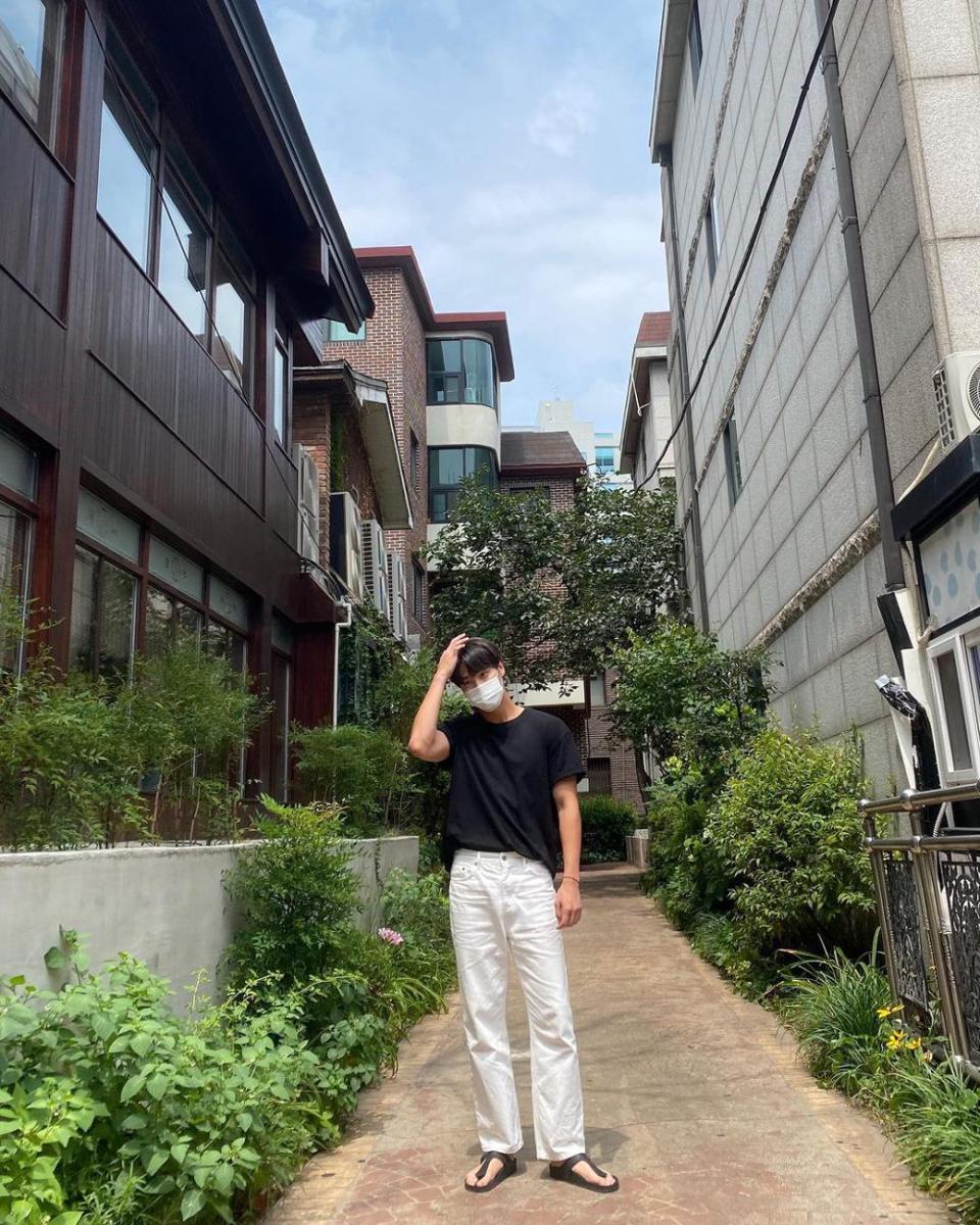potret outfit nongkrong kasual ala Lee Tae Hwan (instagram.com/leetaehwan0221)