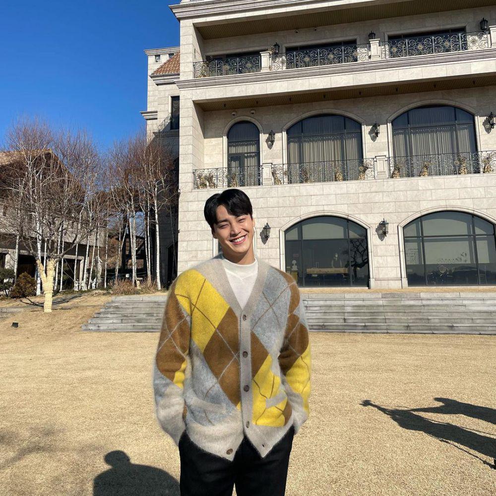potret outfit nongkrong kasual ala Lee Tae Hwan (instagram.com/leetaehwan0221)