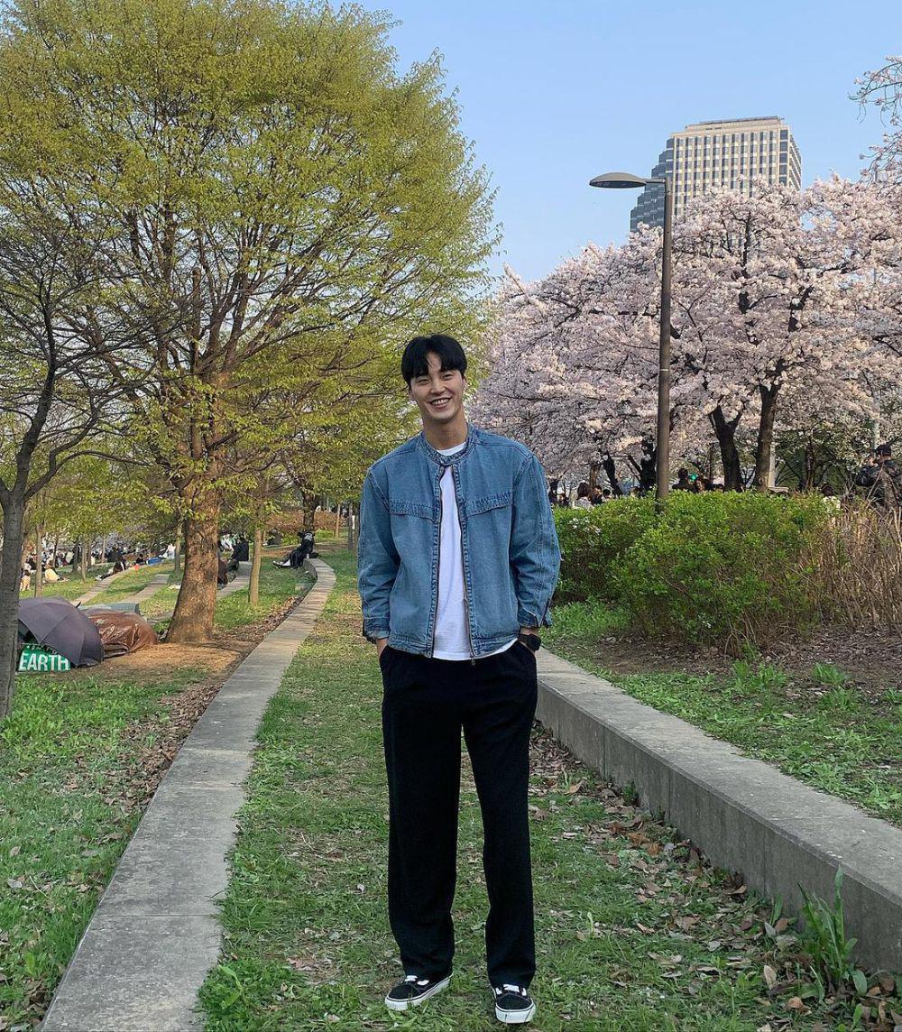 potret outfit nongkrong kasual ala Lee Tae Hwan (instagram.com/leetaehwan0221)