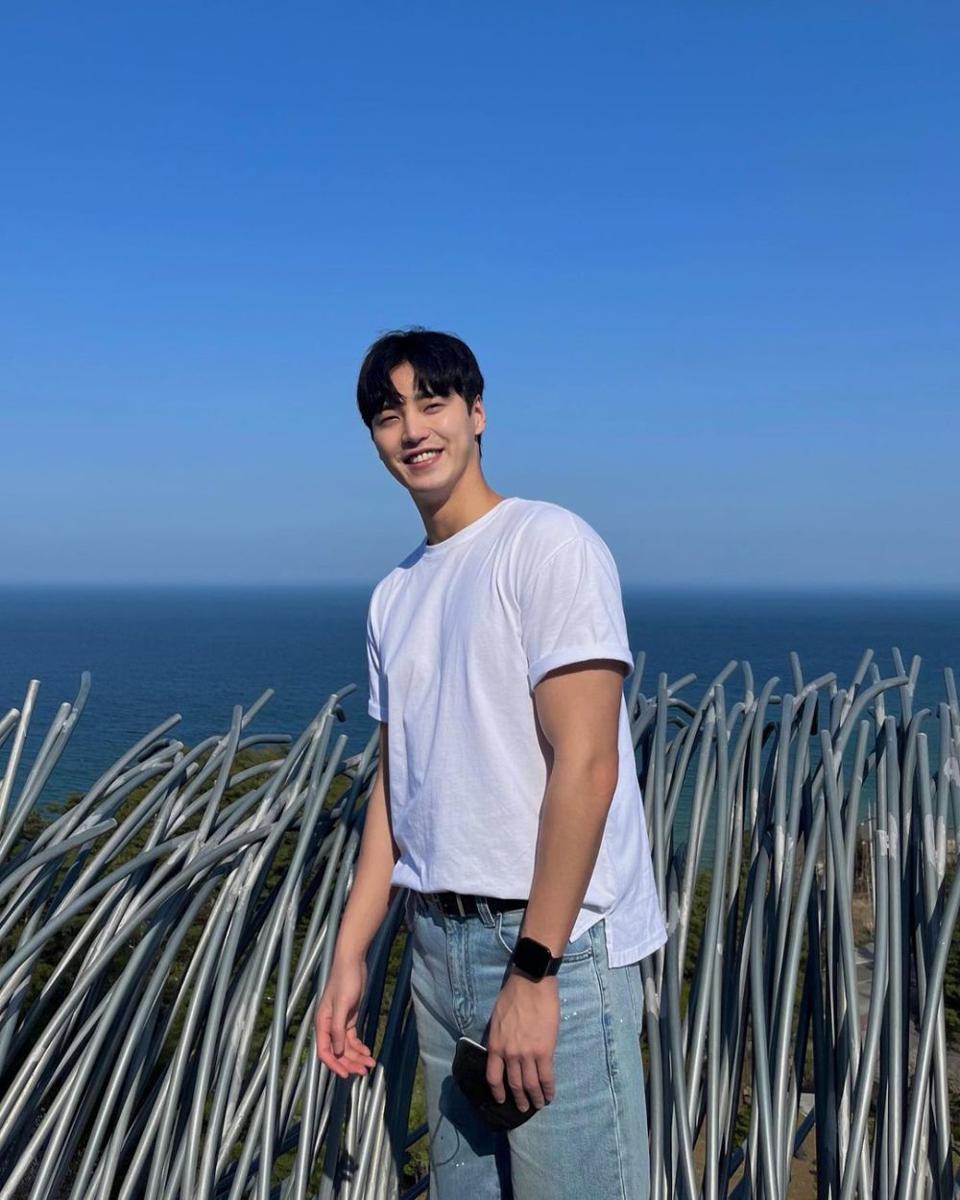 potret outfit nongkrong kasual ala Lee Tae Hwan (instagram.com/leetaehwan0221)