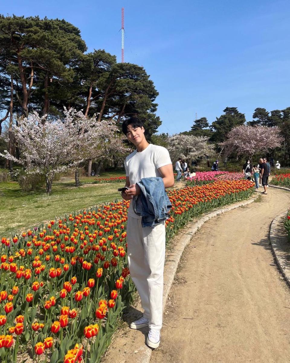 potret outfit nongkrong kasual ala Lee Tae Hwan (instagram.com/leetaehwan0221)