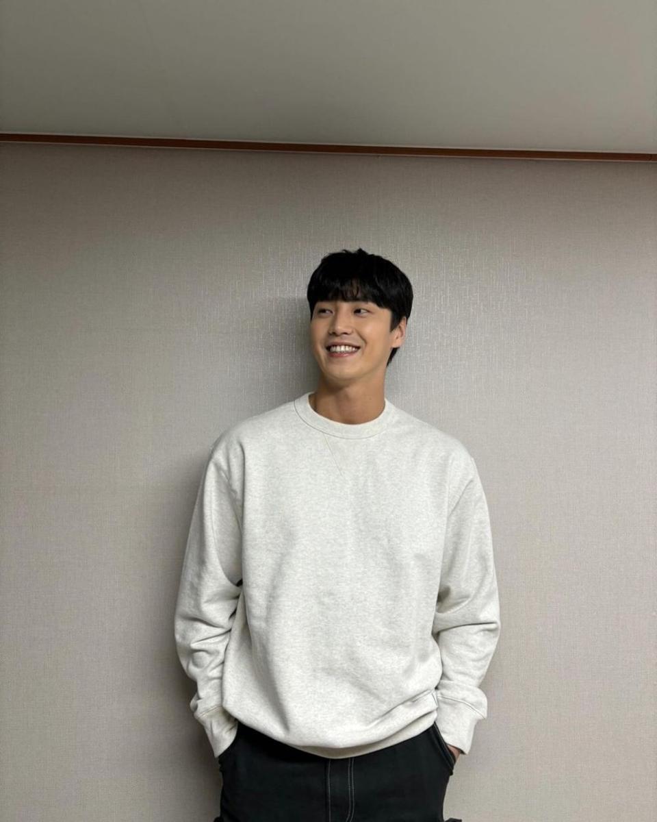 potret outfit nongkrong kasual ala Lee Tae Hwan (instagram.com/leetaehwan0221)