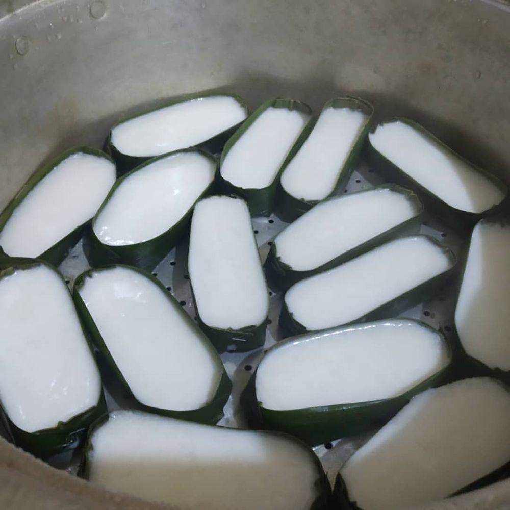 Mengukus kue perahu (instagram.com/nasikuningmaetua)