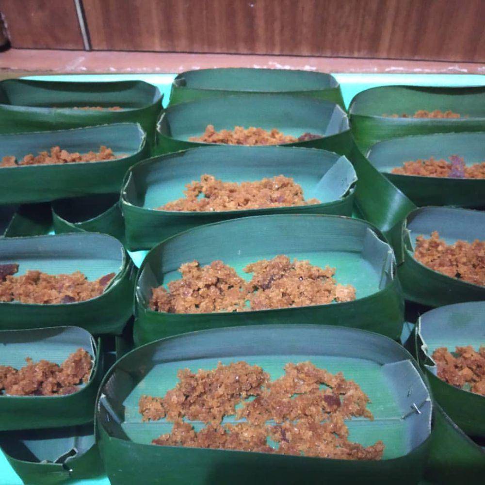 Menuang gula merah pada cetakan daun pandan (instagram.com/nasikuningmaetua)