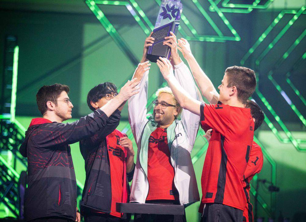 Potret TenZ mengangkat Trofi VCT Masters Reykjavik 2021 bersama rekan satu timnya di Sentinels. (X.com/https://x.com/ValorantEsports)
