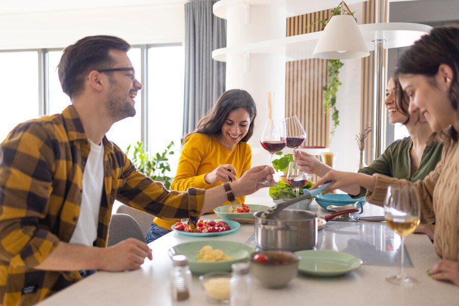 Ilustrasi makan tengah bersama keluarga. (freepik.com)