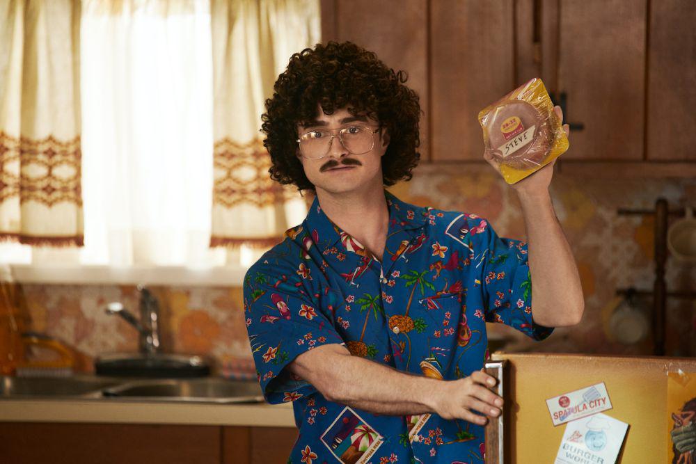 adegan dalam film Weird: The Al Yankovic Story. (dok. The Roku Channel/Weird: The Al Yankovic Story)