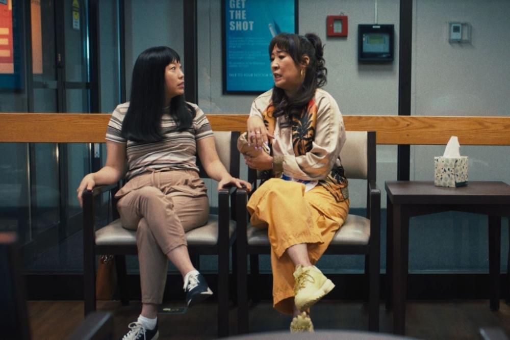 adegan dalam film Quiz Lady. (dok. Hulu/Quiz Lady)