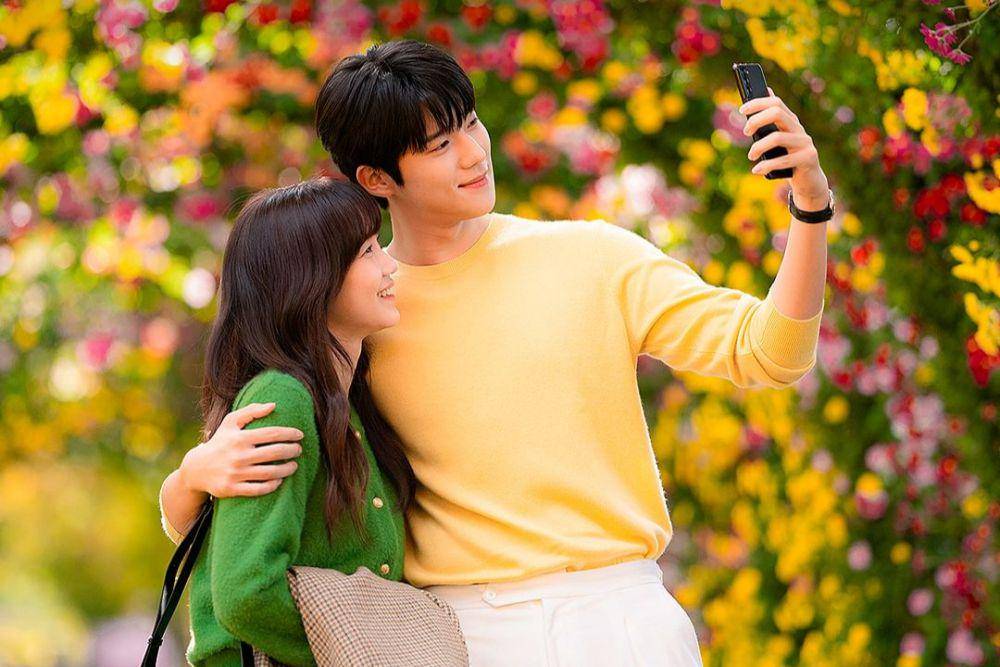 still cut Cinderella at 2 AM (instagram.com/viuindonesia)