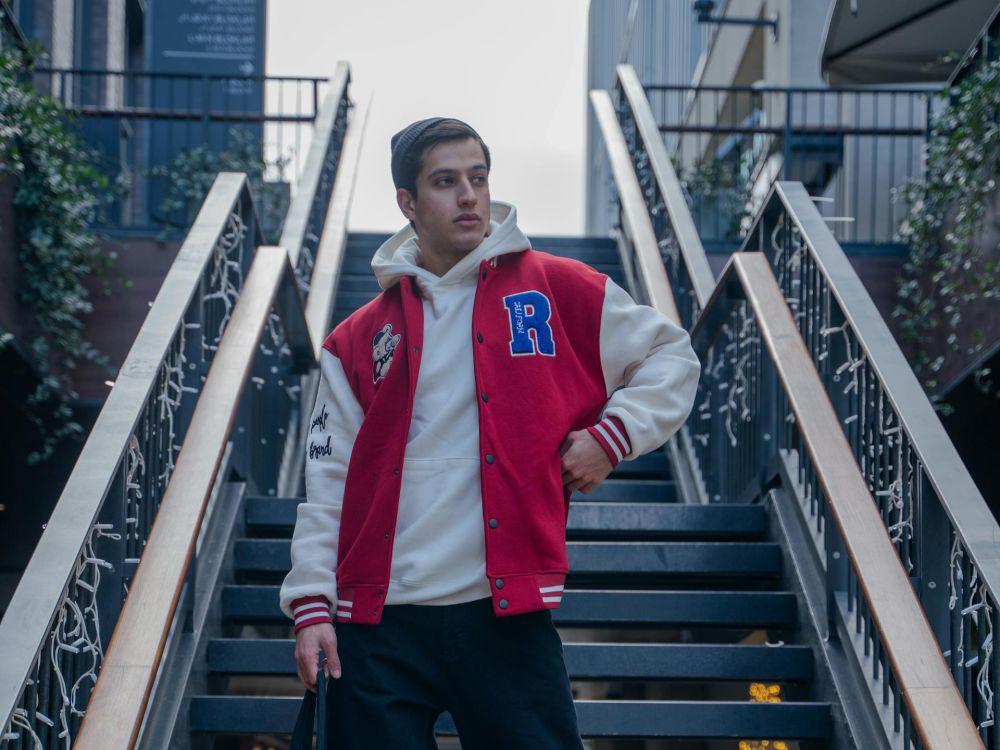 5 Kelebihan Varsity Jacket dan Saran Padu Padannya Khusus untuk Cowok