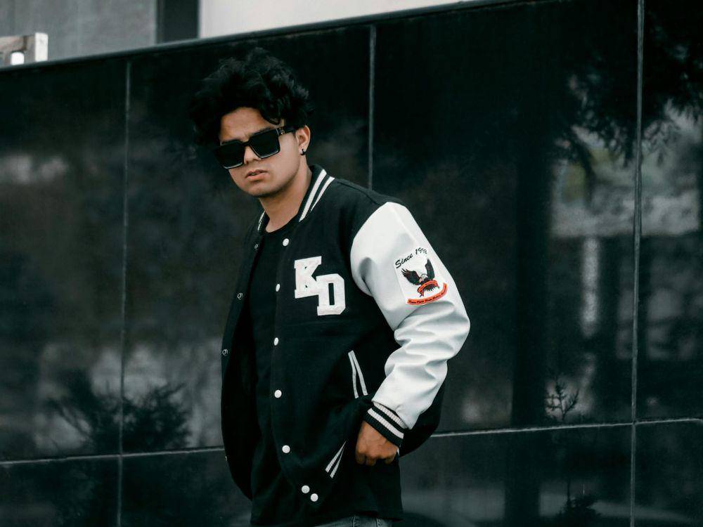 ilustrasi cowok bergaya pakai jaket (pexels.com/Shubham Rawat)