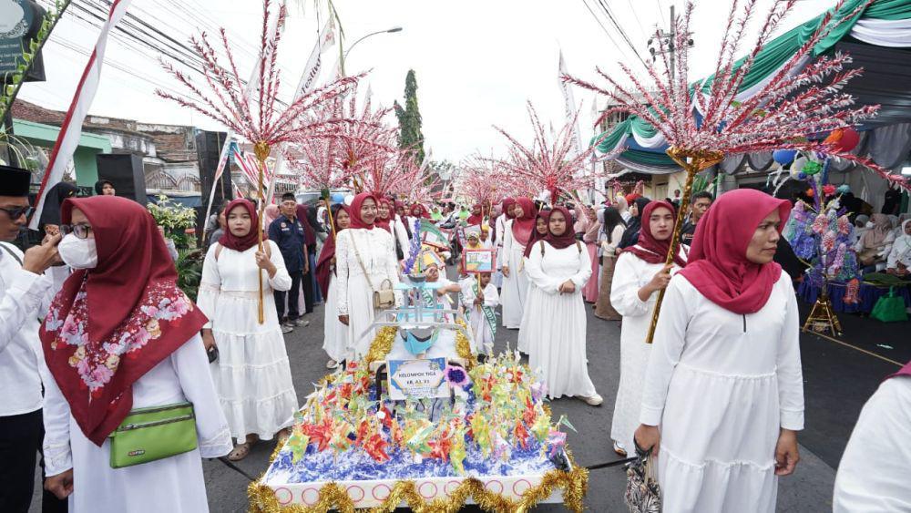 Memperingati Maulid Nabi Muhammad SAW, hampir di seluruh desa di Banyuwangi menggelar tradisi endhog-endhogan. (Dok. Pemkab Banyuwangi)