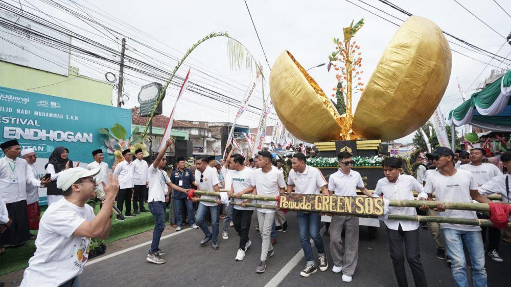 Memperingati Maulid Nabi Muhammad SAW, hampir di seluruh desa di Banyuwangi menggelar tradisi endhog-endhogan. (Dok. Pemkab Banyuwangi)
