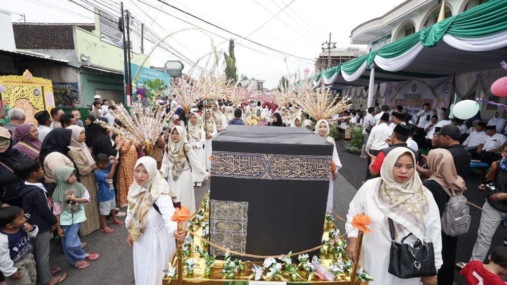 Memperingati Maulid Nabi Muhammad SAW, hampir di seluruh desa di Banyuwangi menggelar tradisi endhog-endhogan. (Dok. Pemkab Banyuwangi)