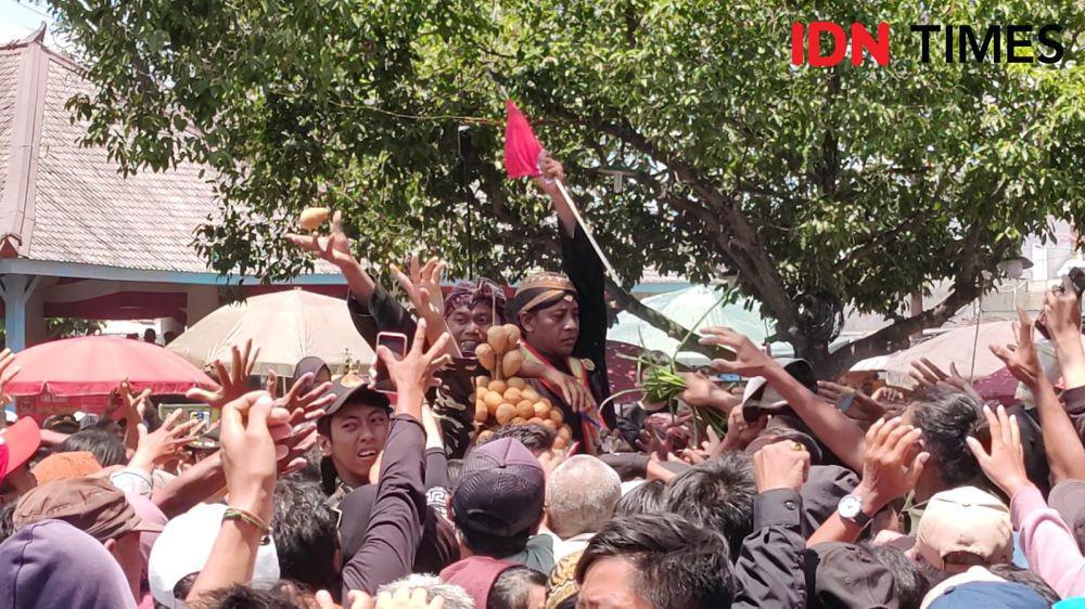 Ribuan Warga Berebut Gunungan Sekaten di Grebeg Maulud Keraton Solo
