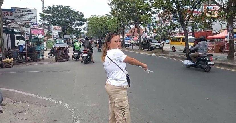Ayu Ismayati saat menunjukan lokasi penjambretan di Palembang (Dok: Polres Palembang)