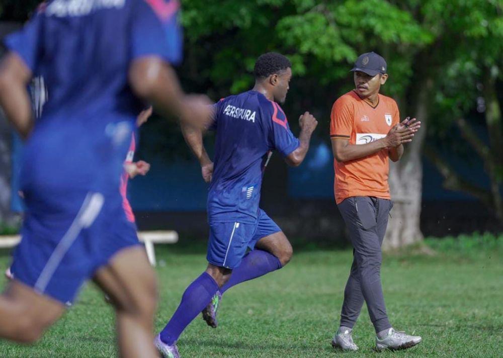 Pelatih Persipura, Richardo Salampessy. (Instagram/@persipurapapua1963).