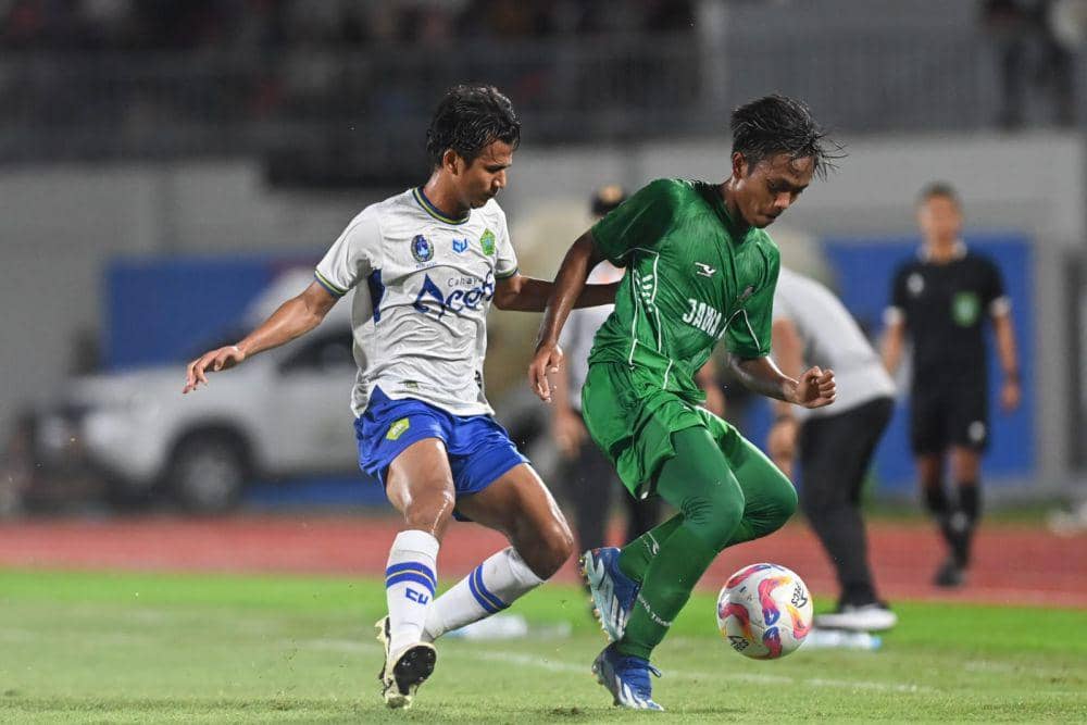 Pesepak bola Aceh Muhammad Mufaddhal (kiri) berebut bola dengan pesepak bola Jawa Timur Mochamad Rangga Saputra (kanan) pada pertandingan semifinal PON XXI Aceh-Sumut 2024 di Stadion Harapan Bangsa, Banda Aceh, Aceh, Senin (16/9/2024). (ANTARA FOTO/Andreas Fitri Atmoko)