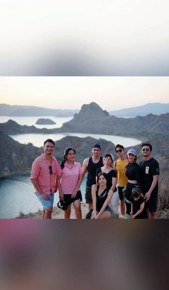 potret Titi Kamal liburan ke Pulau Padar bersama suami dan geng artis (instagram.com/titi_kamall)