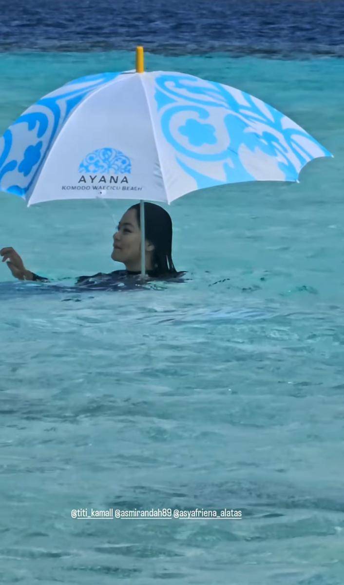 potret Titi Kamal liburan ke Pulau Padar bersama suami dan geng artis (instagram.com/titi_kamall)