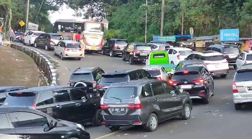 TOP 5: Macet Parah di Puncak hingga Israel Dihujani Puluhan Roket