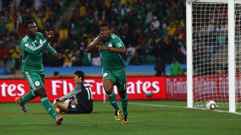 Kalu Uche (kanan) (fifa.com)