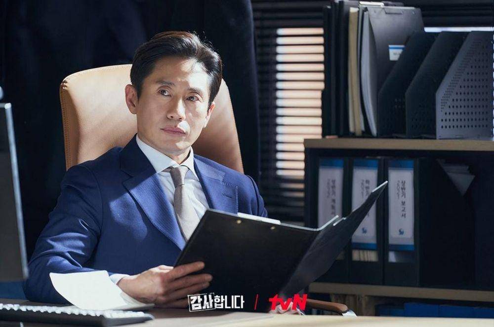 Shin Ha Kyun di drama The Auditors (instagram.com/tvn_drama)