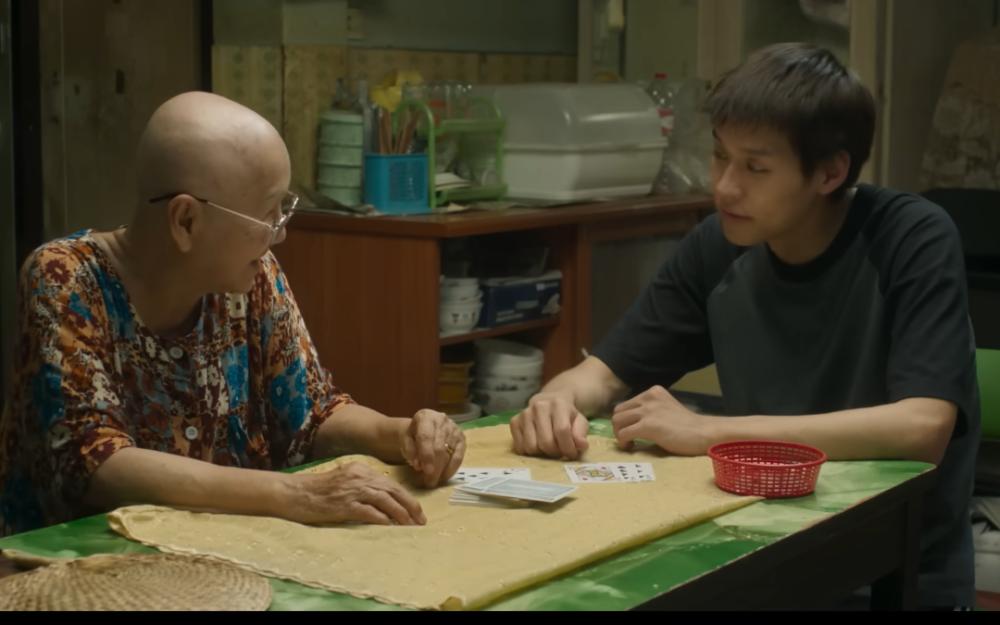 Adegan nenek Amah dan M dalam film How To Make Millions Before Grand Ma Dies. (YouTube.com/Netflix Asia)