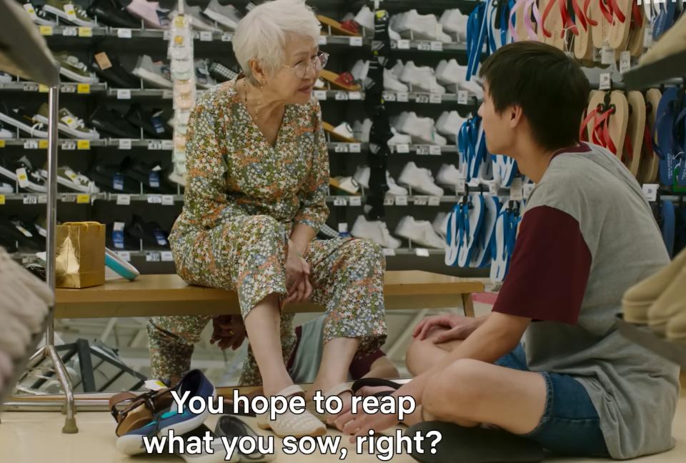 Adegan nenek Amah dan M dalam film How To Make Millions Before Grand Ma Dies. (YouTube.com/Netflix Asia)