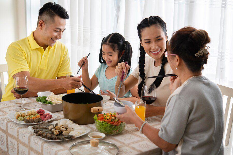 Ilustrasi makan tengah bersama keluarga. (freepik.com)