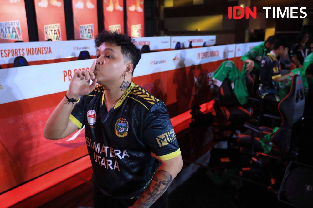 Kapten tim Mobile Legend Sumatra Utara Crisman Agus Siagian melakukan selebrasi setelah membungkam Nusa Tenggara Barat 2-1 dalam Cabang Olahraga Esports Pekan Olahraga Nasional (PON) 2024, di venue MICC, Kota Medan, Senin (16/9/2024). (IDN Times/Prayugo)