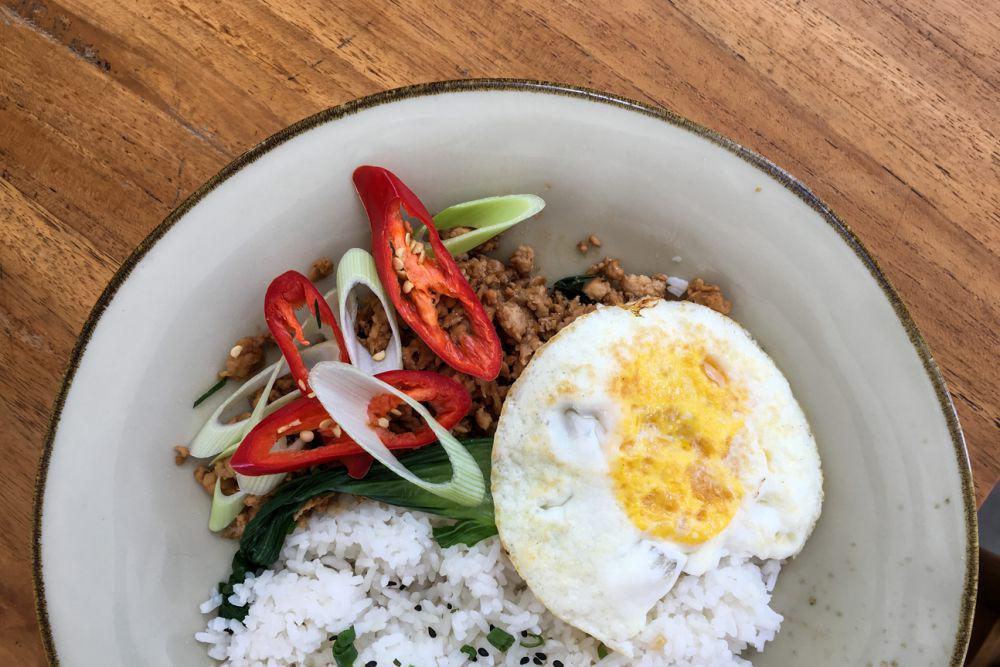 Ayam tumis basil yang disajikan bersama nasi dan telur (dok.pribadi/Natalia Indah)