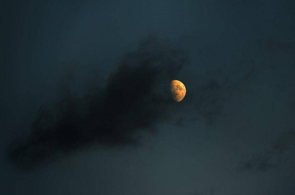 ilustrasi gerhana bulan sebagian (pexels.com/Alexandra Georgieva)