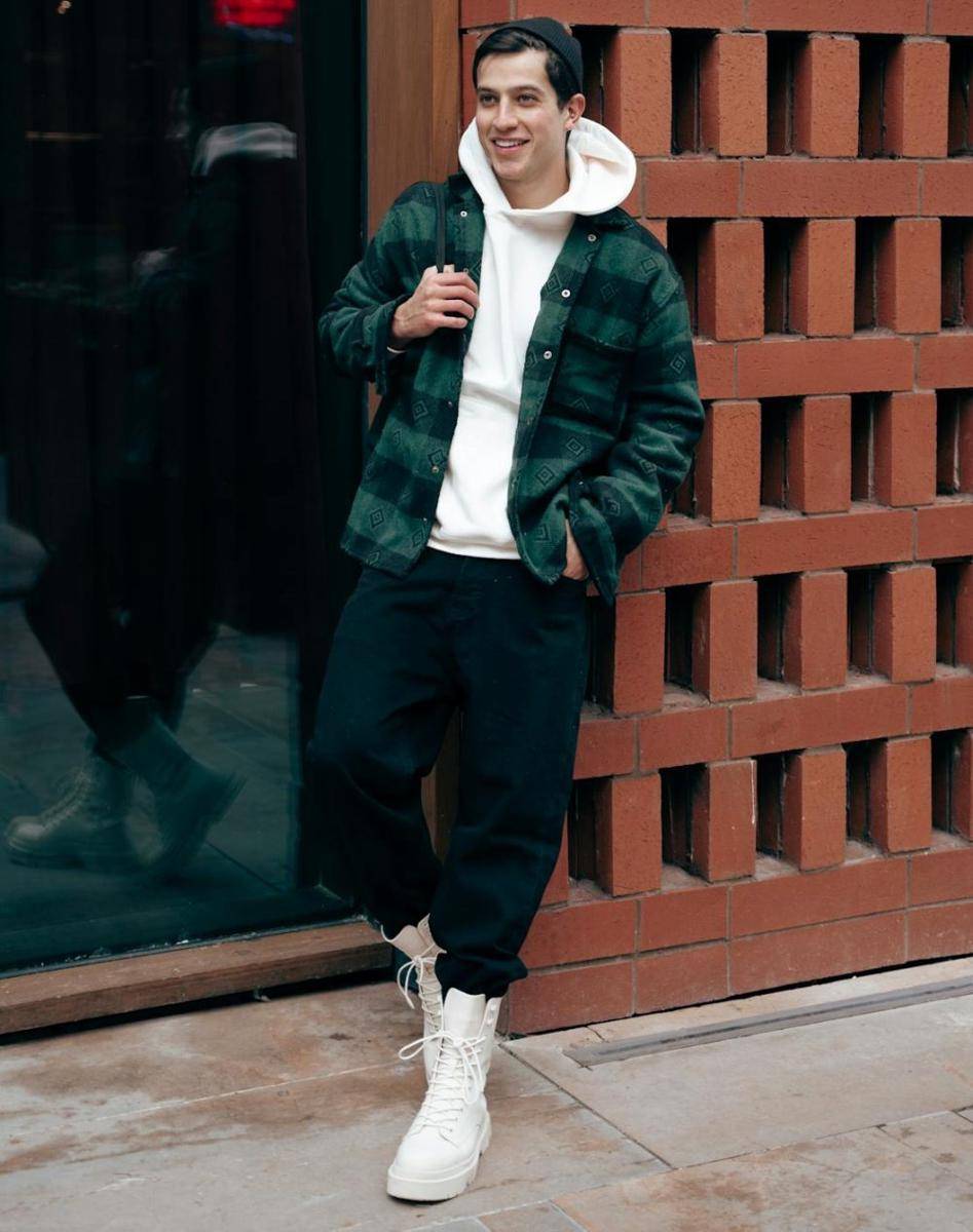 plaid shirt pria (pexels.com/Farhad Irani)