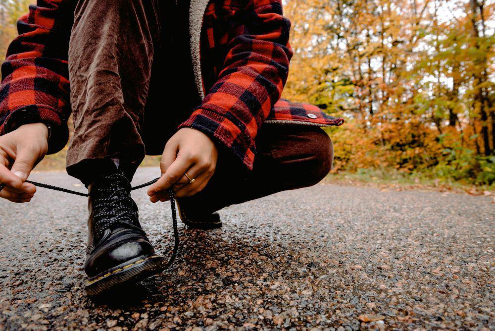 ilustrasi pria mengikat tali sepatu (pexels.com/Harrison Haines)