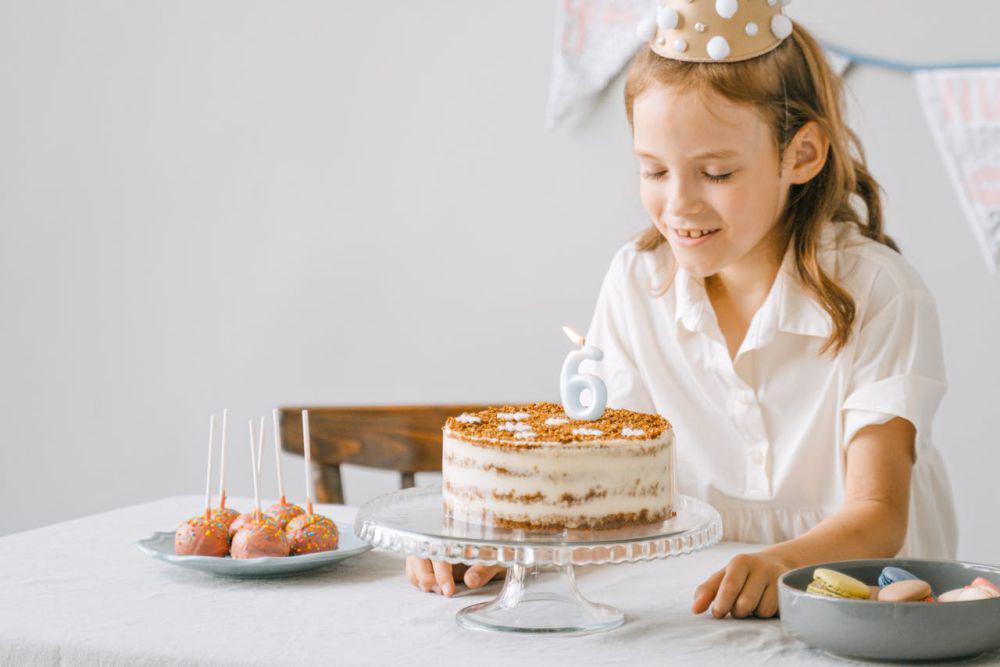 ilustrasi kue ulang tahun dari tiramisu cake (pexels.com/Ivan Samkov)
