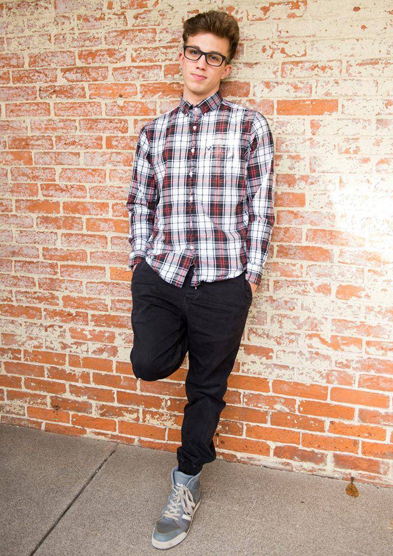 plaid shirt pria (pexels.com/Jeffrey Reed)