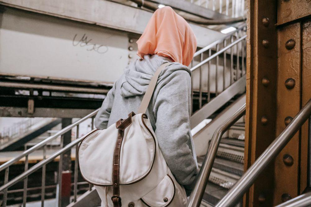 ilustrasi berjalan, meninggalkan seseorang (pexels.com/Keira Burton)