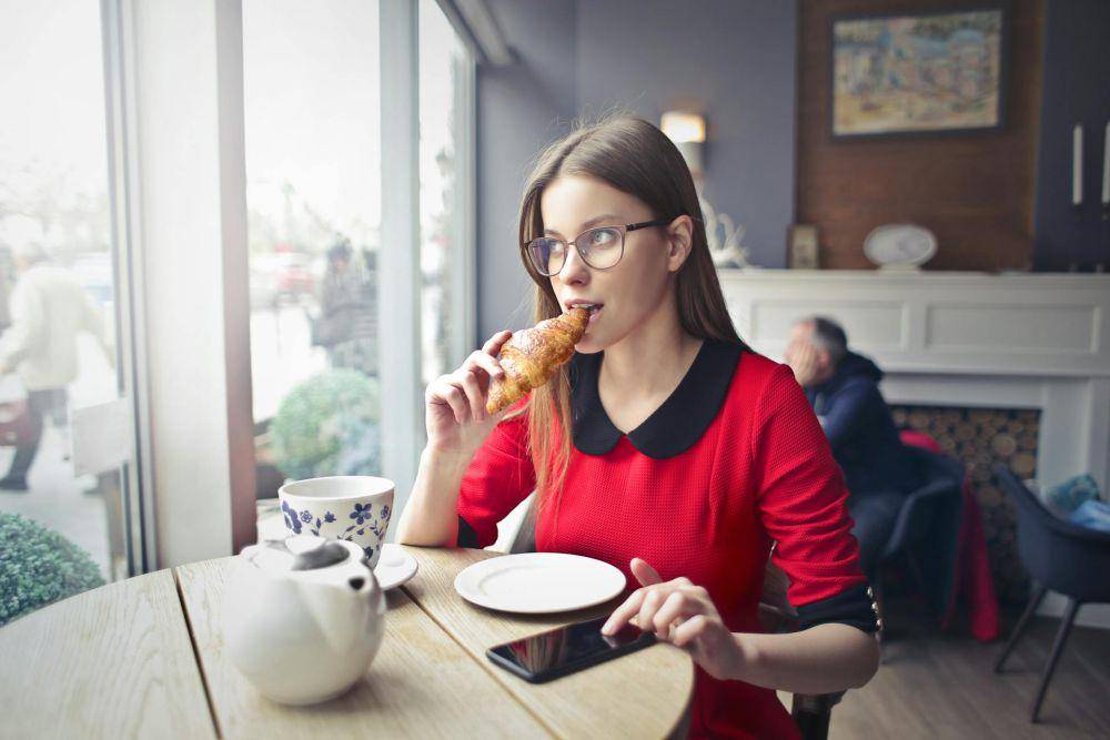 ilustrasi seorang sedang makan (pexels.com/Andrea Piacquadio)