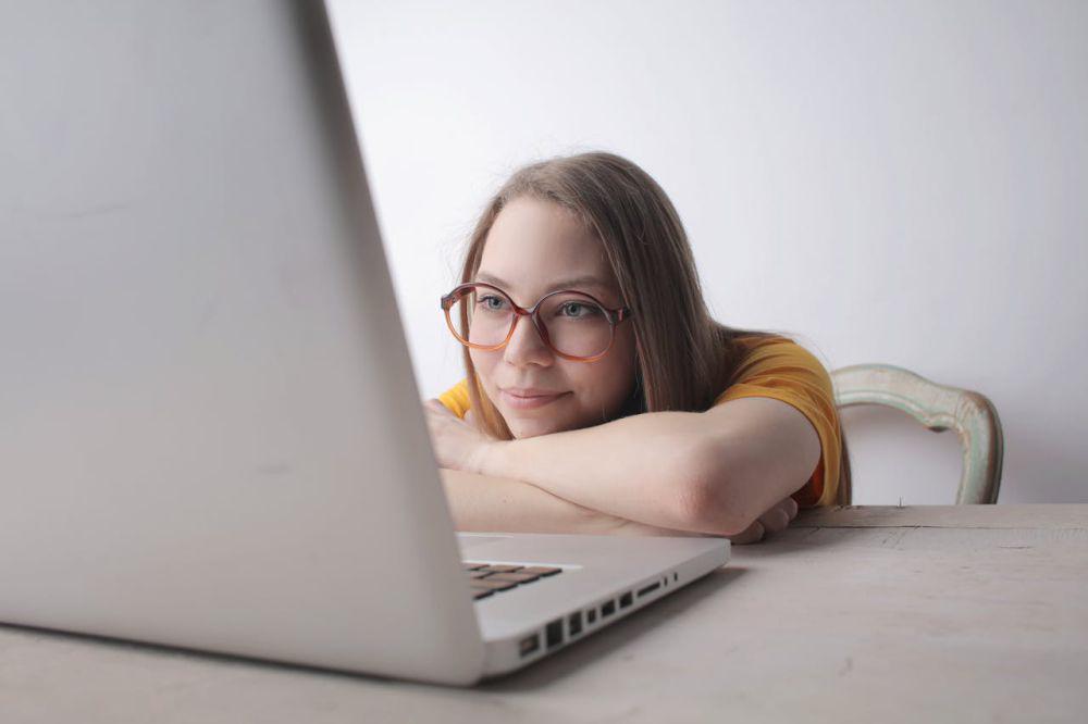 ilustrasi bengong di depan laptop (pexels.com/Andrea Piacquadio)