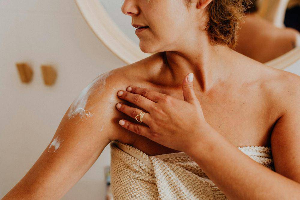 ilustrasi body care mencerahkan (pexels.com/Karolina Kaboompics)