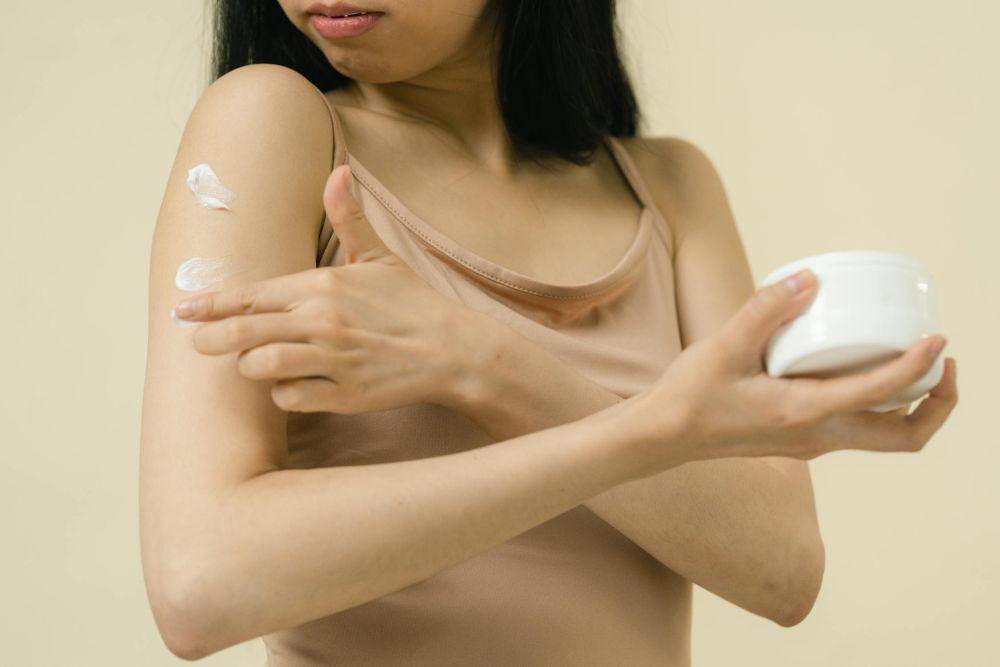 ilustrasi body care mencerahkan (pexels.com/SHVETS production)