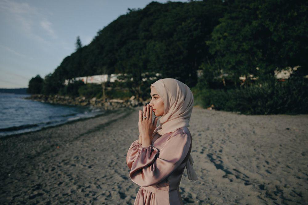 ilustrasi wanita memakai dress sutra (pexels.com/PNW Production)