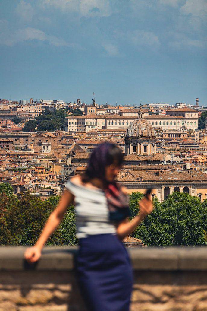 potret bukit janiculum di roma (unsplash.com/pt-br/@driftinghorizon)