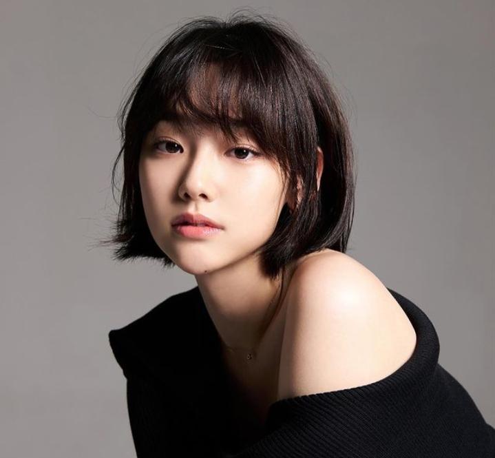 Kang Mi Na (instagram.com/_happiness_o)