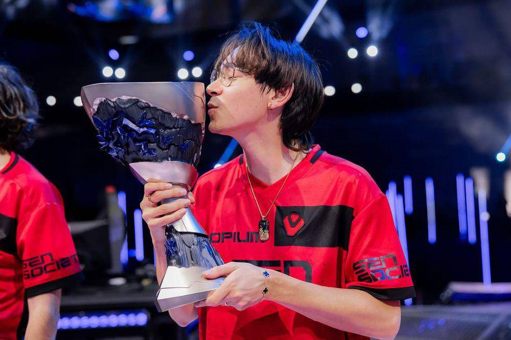Potret TenZ memegang trofi VCT Masters Madrid 2024. (Instagram.com/Sentinels)
