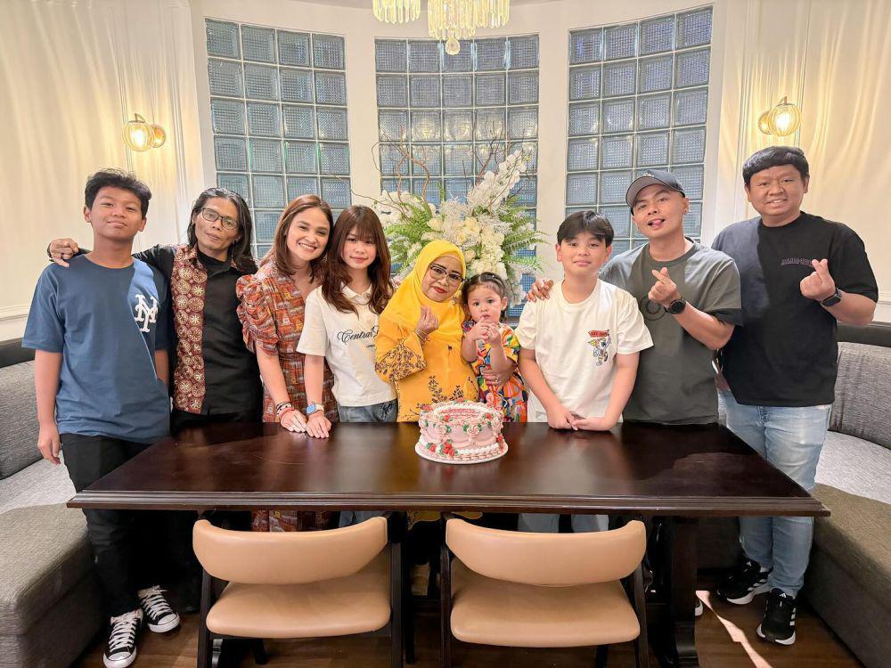 10 Potret Wendi Cagur Rayakan Ultah sang Mama, Bareng Keluarga Besar