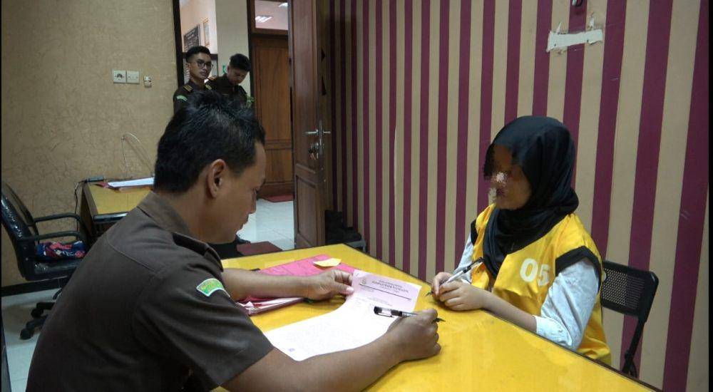 Tersangka saat hendak dibebaskan Kejaksaan Negeri Tulungagung. IDN Times/ istimewa
