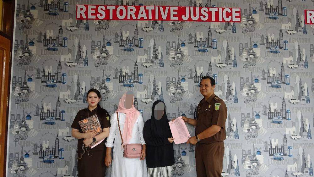 Tersangka saat hendak dibebaskan Kejaksaan Negeri Tulungagung. IDN Times/ istimewa